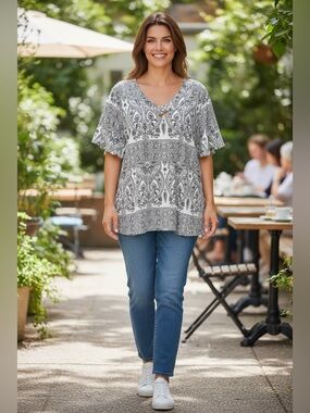 Relaxed V-Neck Paisley Tunic Top in Black & White
